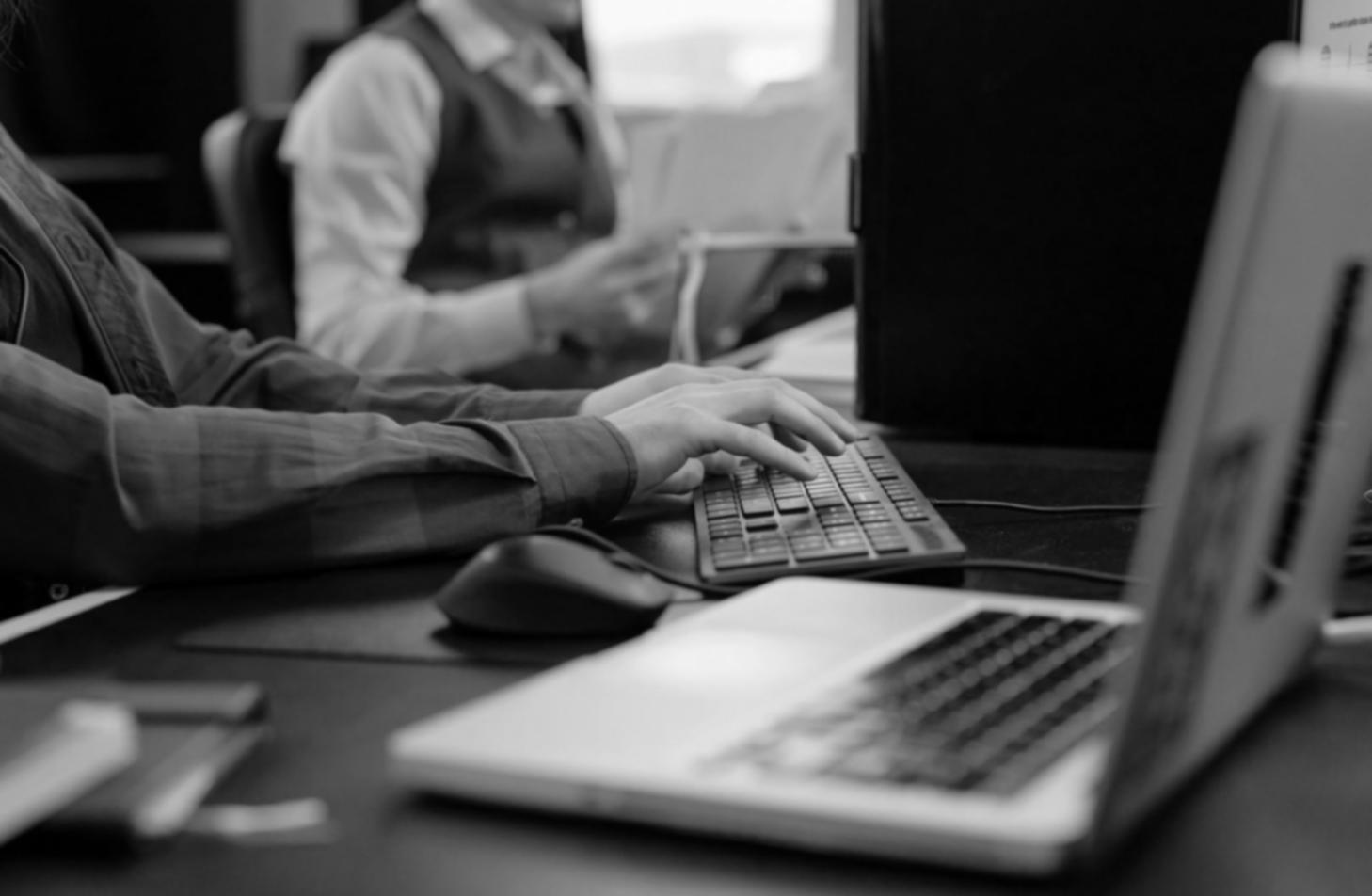 Espacio de trabajo colaborativo con estudiantes desarrollando proyectos 3D en sus estaciones